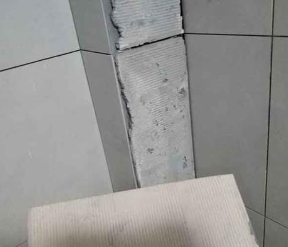 内蒙古瓷砖空鼓维修公司分享下厨房瓷砖脱落的补救措施。